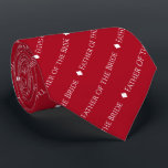 Vader van de Bride Herhalende Witte Tekst op Rood Stropdas<br><div class="desc">Deze rode stropdas is het perfecte accessoire voor de vader van de bruid op je bruiloft. Het kenmerkt een eenvoudig maar elegant herhalend tekstontwerp met het woord "Vader van de Bride"die in een verfijnd al hoofdwitte doopvont wordt geschreven. Er zijn kleine diamanten die de tekst scheiden, die het stropdas een...</div>