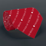 Vader van de Bride Herhalende Witte Tekst op Rood Stropdas<br><div class="desc">Deze rode stropdas is het perfecte accessoire voor de vader van de bruid op je bruiloft. Het kenmerkt een eenvoudig maar elegant herhalend tekstontwerp met het woord "Vader van de Bride"die in een verfijnd al hoofdwitte doopvont wordt geschreven. Er zijn kleine diamanten die de tekst scheiden, die het stropdas een...</div>
