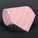 Vader van de Bride Herhalende Witte Tekst op Roze Stropdas<br><div class="desc">Deze roze of blote roos gekleurde stropdas is het perfecte accessoire voor de vader van de bruid op je bruiloft. Het kenmerkt een eenvoudig maar elegant herhalend tekstontwerp met het woord "Vader van de Bride"die in een verfijnd al hoofdwitte doopvont wordt geschreven. Er zijn kleine diamanten die de tekst scheiden,...</div>