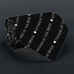 Vader van de Bride Herhalende Witte Tekst op Zwart Stropdas<br><div class="desc">Deze zwarte stropdas is het perfecte accessoire voor de vader van de bruid op je bruiloft. Het kenmerkt een eenvoudig maar elegant herhalend tekstontwerp met het woord "Vader van de Bride"die in een verfijnd al hoofdwitte doopvont wordt geschreven. Er zijn kleine diamanten die de tekst scheiden, die het stropdas een...</div>