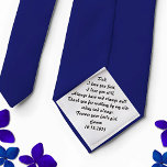 Vader van de bruid geschenk van de bruid stropdas<br><div class="desc">Op uw trouwdag, herinneringen met uw vader over de schattige kleintje hij eens was door hem dit gepersonaliseerde vader-van-de-bruid stropdas met een gepersonaliseerde boodschap met jouw naam en trouwdatum. Voer de naam en datum in die in een aangepaste sectie moeten worden afgedrukt. Als alternatief, verras hem met dit lieve gebaar...</div>