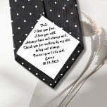 Vader van de bruid geschenk van de bruid stropdas<br><div class="desc">Op uw trouwdag, herinneringen met uw vader over de schattige kleintje hij eens was door hem dit gepersonaliseerde vader-van-de-bruid stropdas met een gepersonaliseerde boodschap met jouw naam en trouwdatum. Voer de naam en datum in die in een aangepaste sectie moeten worden afgedrukt. Als alternatief, verras hem met dit lieve gebaar...</div>