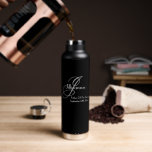 Vader Van De Bruidegom Grijs Monogram Wit Details  Waterfles<br><div class="desc">Overweeg deze prachtige zwarte, witte en grijze geïsoleerde waterfles als cadeau voor de Vader van de Bruid. Deze vacuüm geïsoleerde fles is precies wat nodig is om drankjes koud te houden in de zomer en warm in de winter. Een klassiek stijlvol grijs initiaalmonogram, met zijn naam en de trouwdatum in...</div>