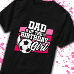 Vader van de geboorte Girls Soccer Birthday Father T-shirt<br><div class="desc">Het ontwerp van dit voetbalverjaardagsfeest is perfect voor de vader van het verjaardagsmeisje voor een feestje voor voetbalthema's. Geweldig verjaardagsfeest voor kinderen die graag voetbal spelen,  voetbal of toekomstige voetballer kijken! Dit is een voetbal op een voetbalveld dat is afgebeeld voor het feestje van een meisje.</div>
