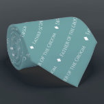 Vader van de Groom Herhalende Witte Tekst op Blauw Stropdas<br><div class="desc">Deze leuke blauwgroen of turkooiskleurige stropdas is het perfecte accessoire voor de vader van de bruidegom op je bruiloft. Het kenmerkt een eenvoudig maar elegant ontwerp met het woord "Vader van de Groom"in een verfijnd al hoofdwitte doopvont wordt geschreven, en herhalend in een diagonaal patroon met diamantseparators die. Ideaal om...</div>