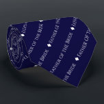 Vader van de met briden uitgeruste witte tekst op  stropdas<br><div class="desc">Deze blauw marineschool is het perfecte accessoire voor de vader van de bruid op je bruiloft. Het kenmerkt een eenvoudig maar elegant herhalend tekstontwerp met het woord "Vader van de Bride"die in een verfijnd al hoofdwitte doopvont wordt geschreven. Er zijn kleine diamanten die de tekst scheiden, die het stropdas een...</div>