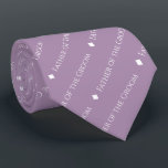 Vader van de Witte Groom Tekst op Lavender Stropdas<br><div class="desc">Deze leuke lavendel of lichte paarse stropdas is het perfecte accessoire voor de vader van de bruidegom op je bruiloft. Het kenmerkt een eenvoudig maar elegant ontwerp met het woord "Vader van de Groom"in een verfijnd al hoofdwitte doopvont wordt geschreven, en herhalend in een diagonaal patroon met diamantseparators die. Ideaal...</div>