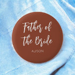 Vader van het bruine bruinbruidshuwelijk ronde button 5,7 cm<br><div class="desc">Vader van de Button van het bruidshuwelijk in het verbrande Sinaasappel,  bruin en wit/terracotta. Goed voor bruiloften,  Bridal Party,  Bachelor party Rehearsal Dinner. Bekijk meer producten met dit ontwerp in het collectie hieronder.</div>