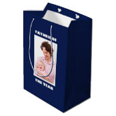Vader van het Jaar Aangepaste Foto Papa Medium Cadeauzakje (Achterkant Gekanteld)
