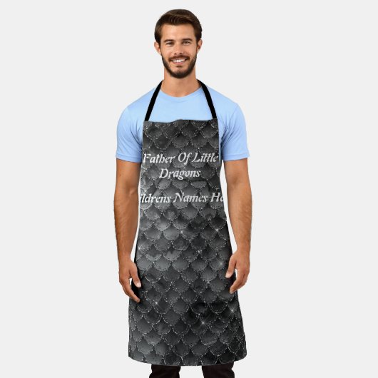 Vader van Kleine Dragons Schort (Gedragen)