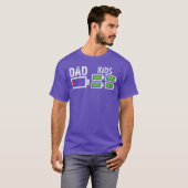 Vader van vier lage batterij Grappig vader van 4 v T-shirt (Voorkant volledig)