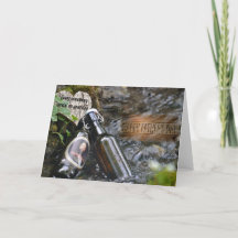 Vaderdag kaart met bierflesjes in een beek