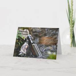 Vaderdag kaart met bierflesjes in een beek