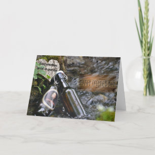 Vaderdag kaart met bierflesjes in een beek