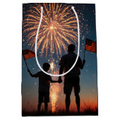 Vaderdag met vuurwerk en Amerikaanse vlaggen Medium Cadeauzakje (Voorkant)