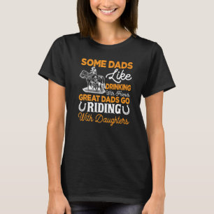 Vaderdag paarden die een paar dads uitrusten als D T-shirt