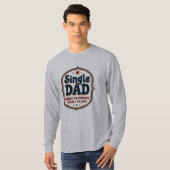 Vaderdag stijl badge "Single Dad" T-shirt (Voorkant volledig)