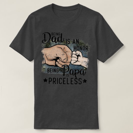 Vaderdag vader zijn is een eerbetoon dat papa is P T-shirt (Design voorkant)