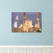 VAE, Dubai. Moskee 's avonds met Burj al Arab Canvas Afdruk (Insitu (Houten vloer))