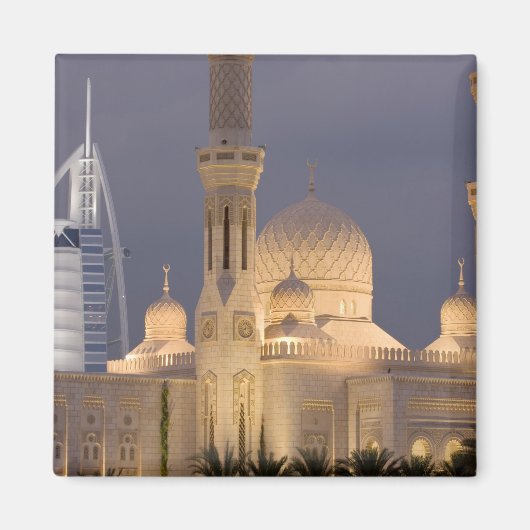 VAE, Dubai. Moskee 's avonds met Burj al Arab Magneet (Voorkant)
