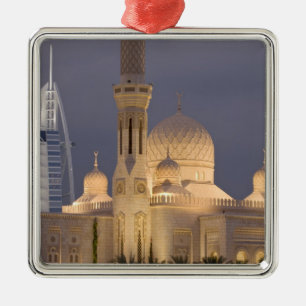 VAE, Dubai. Moskee 's avonds met Burj al Arab Metalen Ornament