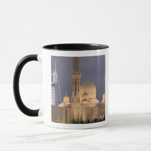 VAE, Dubai. Moskee 's avonds met Burj al Arab Mok