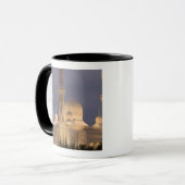VAE, Dubai. Moskee 's avonds met Burj al Arab Mok (Voorkant links)