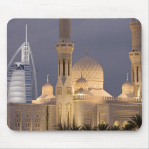 VAE, Dubai. Moskee 's avonds met Burj al Arab Muismat