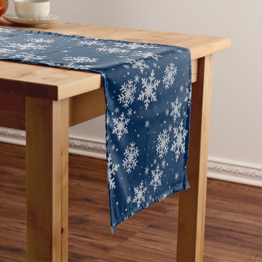 Vakanaal Blauw en Zilveren Snowflakes Table Runner Korte Tafelloper (Voorbeeld)