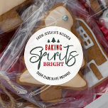 Vakantie bakken Geesten Bright Christmas Cookies Ronde Sticker<br><div class="desc">Vakantie bakken sticker met de tekst 'Baking Spirits Bright',  met trendy lettertypes,  feestelijke rode en groene kleuren,  kerstboom motief en met ruimte voor uw aangepaste tekst en jouw naam. Perfect om uw kersttraktaties te labelen voor een koekjesruil of zelfgebakken geschenken voor de vakantie.</div>