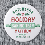 Vakantie Bakken Team Kerst Cookie Party Schattige Ronde Button 7,6 Cm<br><div class="desc">Vier de tijd samen thuis in de keuken met een aangepaste Holiday Baking Team-knop. Alle tekst op deze sjabloon is eenvoudig aan te passen. Het rode, groene en witte ontwerp heeft een schattige deegroller, hulstbladeren en bessen, familienaam en optionele grappige titel. Voeg een grappig persoonlijk tintje toe aan een kerstkoekjesfeest,...</div>