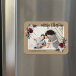 Vakantie Bloemen Kerstfoto magneet<br><div class="desc">Aangepaste magnetische vakantie fotokaarten met eenvoudige sjablonen voor maatwerk. Dit feestelijke ontwerp heeft een sierlijke waterverf bloemrand in rode, groene en bordeauxrode kleuren op een faux kraft achtergrond. De tekst luidt "Merry Christmas" in een modern script lettertype. Personaliseer het met uw foto's, naam, het jaar of andere aangepaste tekst. Gebruik...</div>