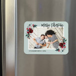 Vakantie Bloemen Kerstfoto magneet<br><div class="desc">Aangepaste magnetische vakantiekaarten met eenvoudige sjablonen voor aanpassing. Dit feestelijke ontwerp is voorzien van een elegante waterverf florale rand in rode, groene en woedende kleuren op een mint-achtergrond. De tekst leest "Vrolijk Kerstmis"in een modern calligrafiekmanuscriptdoopvont. Pas het met uw foto's, naam, het jaar of andere douanetekst aan. Gebruik de ontwerphulpmiddelen...</div>