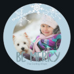 Vakantie foto Be Merry Christmas Blue Sneeuwvlokke Ronde Sticker<br><div class="desc">De sticker heeft een plaatsaanduiding voor u om uw eigen foto toe te voegen. De typografie is ontworpen als een fotooverlay en luidt "Be Merry" in een modern lettertype. U kunt het ontwerp verder personaliseren door uw familienaam of familienamen toe te voegen. De sticker is poederblauw met zacht witte, handgetekende...</div>