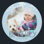 Vakantie foto Be Merry Christmas Blue Sneeuwvlokke Ronde Sticker<br><div class="desc">De sticker heeft een plaatsaanduiding voor u om uw eigen foto toe te voegen. De typografie is ontworpen als een fotooverlay en luidt "Be Merry" in een modern lettertype. U kunt het ontwerp verder personaliseren door uw familienaam of familienamen toe te voegen. De sticker is poederblauw met zacht witte, handgetekende...</div>