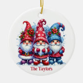 Vakantie Gnomes gepersonaliseerde kerst Keramisch Ornament (Voorkant)