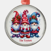 Vakantie Gnomes gepersonaliseerde kerst Metalen Ornament (Voorkant)