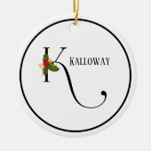 Vakantie Holly Monogram Letter K gepersonaliseerd Keramisch Ornament (Voorkant)