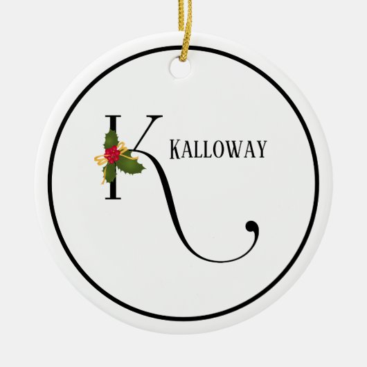 Vakantie Holly Monogram Letter K gepersonaliseerd Keramisch Ornament (Voorkant)