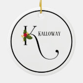 Vakantie Holly Monogram Letter K gepersonaliseerd Keramisch Ornament (Achterkant)