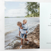 Vakantie Hoop Moderne Botanische Berry Foto Trifol Drieluik Uitnodiging (Binnenzijde eerst)