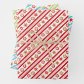 Vakantie-koekjes in rood, groen en blauw inpakpapier vel (In situ)