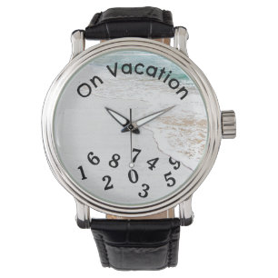 Vakantie op witgekalkt hout horloge