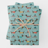 Vakantie teckels met geschenken en sleeën patroon inpakpapier vel (In situ)