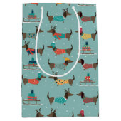 Vakantie teckels met geschenken en sleeën patroon medium cadeauzakje (Voorkant)