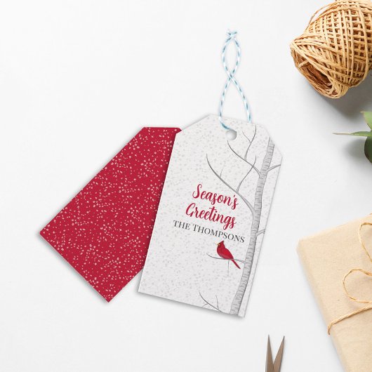 Vakantiegenzegengeveegenboom met rode kardinaal cadeaulabel