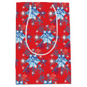 Vakantige rode en blauwe sneeuwvlokken en sterren medium cadeauzakje (Voorkant)