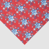 Vakantige rode en blauwe sneeuwvlokken en sterren tissuepapier (Detail)