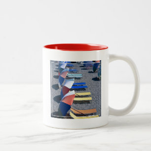 Vakantorstoelen op strand tweekleurige koffiemok