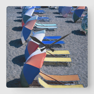 Vakantorstoelen op strand vierkante klok